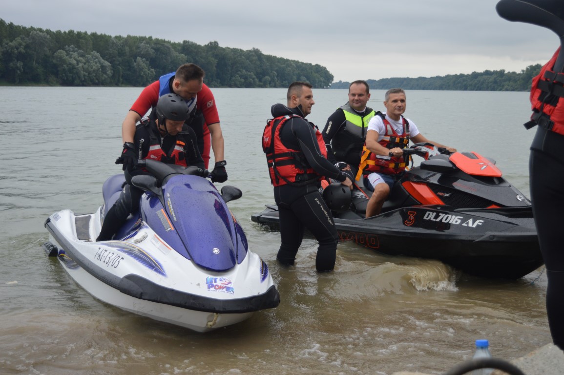 OBUKA PRIPADNIKA SEKTORA ZA VANREDNE SITUACIJE style=